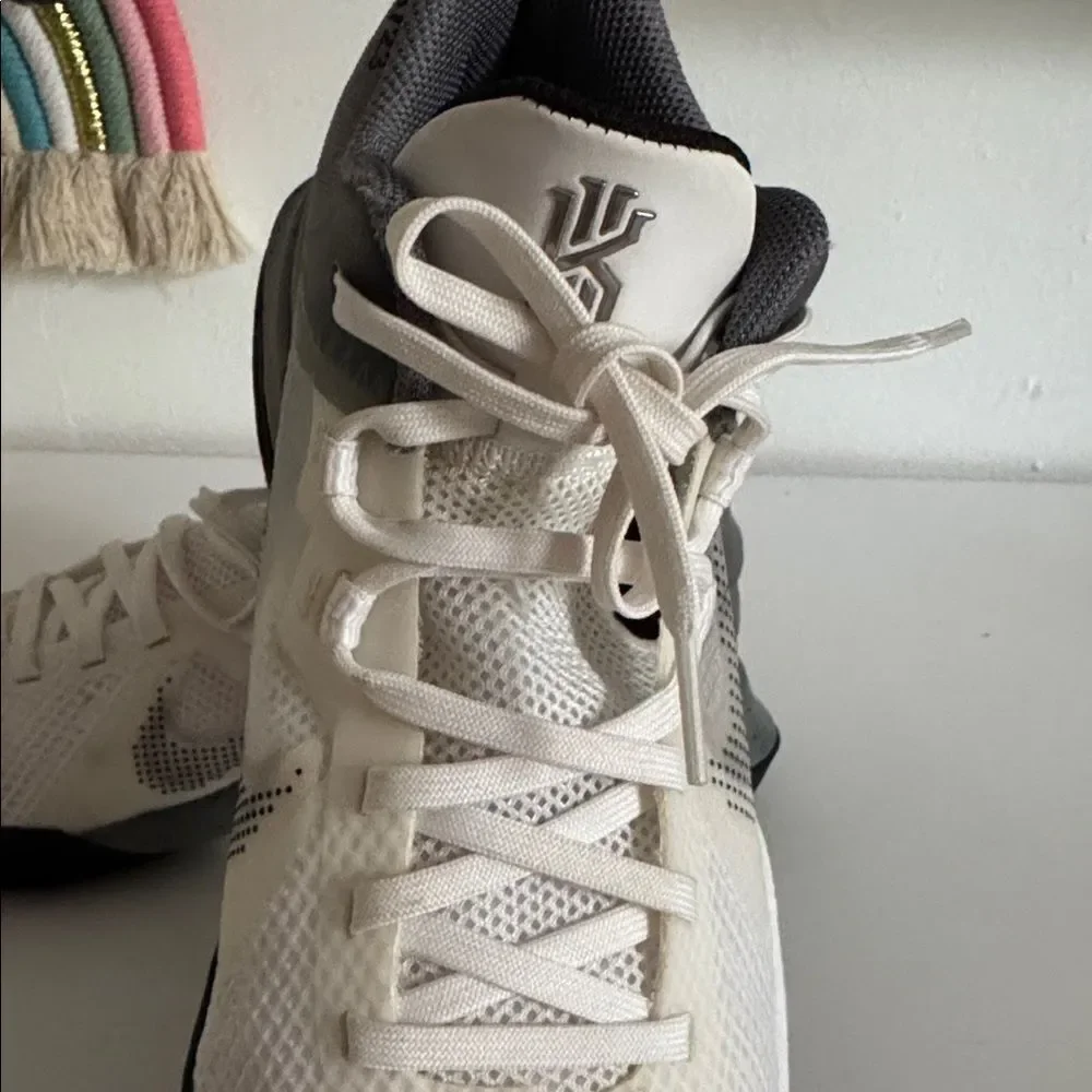 Nike Boys Kyrie Flytrap 5 DD0340-112 White Basketball EUC